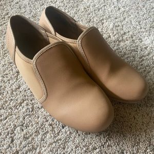 Theatricals Tap Shoes. Tan. Shoe labeled as 2 (*fits big girl size 5.5)